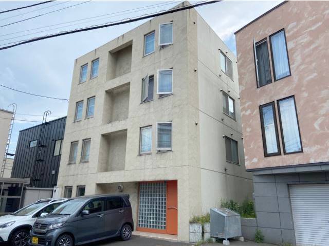 建物外観　４階建ての鉄筋造♪