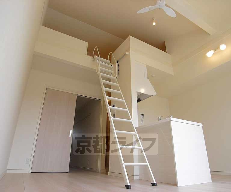 居室・リビング　天井が広いお部屋です。