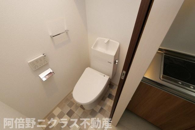 トイレ　内装は別部屋の参考写真です。