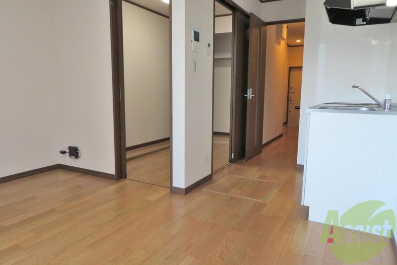 居室・リビング　大きな窓から入る日差しが暖かいお部屋です。