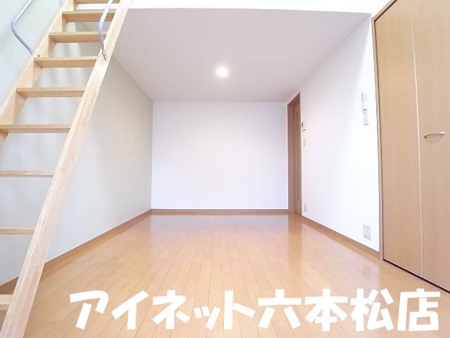 居室・リビング　家具の配置に困らないリビングですね