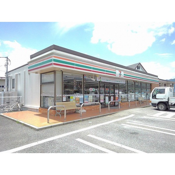 コンビニ　セブンイレブン山梨北中学校前店（コンビニ）まで750m