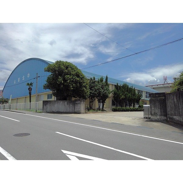 中学校　山梨市立山梨北中学校（中学校）まで750m
