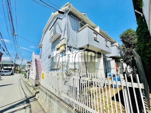 建物外観　夜道も明るい通り沿いにございます