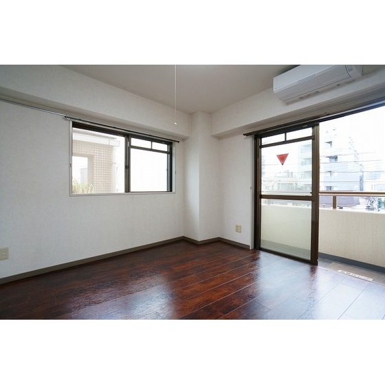 居室・リビング　３階角部屋、明るいお部屋です