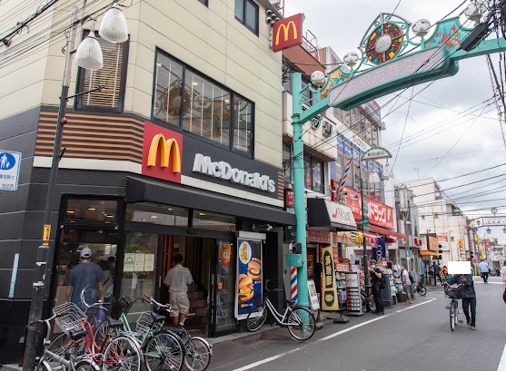飲食店　マクドナルド 落合店（飲食店）まで562m