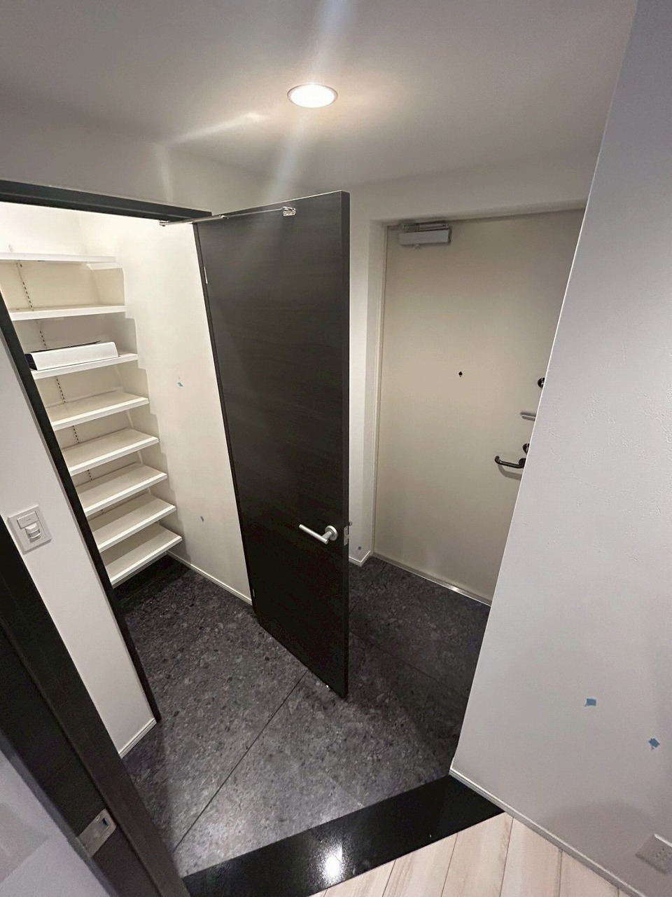 玄関　※同物件、別部屋の写真です。