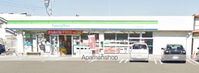 コンビニ　ファミリーマート（コンビニ）まで750m