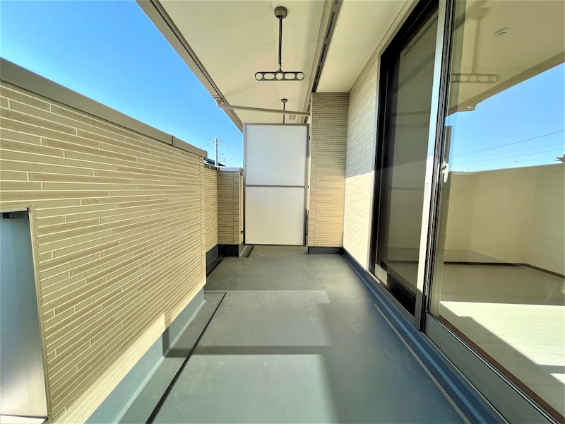 バルコニー　南向き住戸のため日当たり良好。