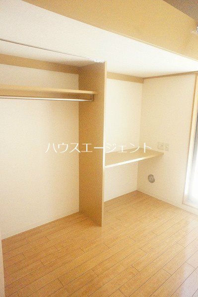 収納　ロフト下収納スペース、服をかけたり、小物もしまえます。収納形