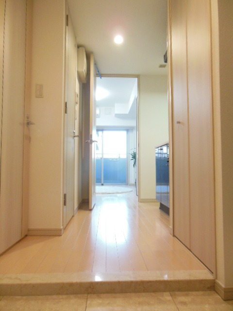 玄関　玄関入ると人感センサー照明が照らしてくれます☆