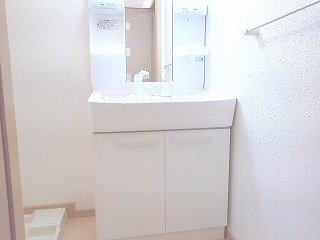 洗面設備　ゆったりとスペースのある洗面所