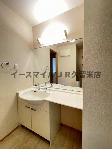洗面設備　独立洗面台、小物を置くことができて便利です