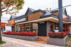 飲食店　マクドナルド平岸店（飲食店）まで527m