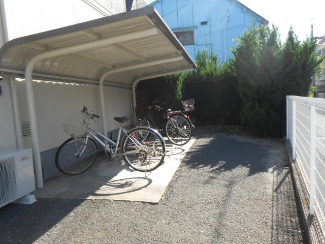 その他共有部分　雨の日も安心の屋根付き駐輪場♪