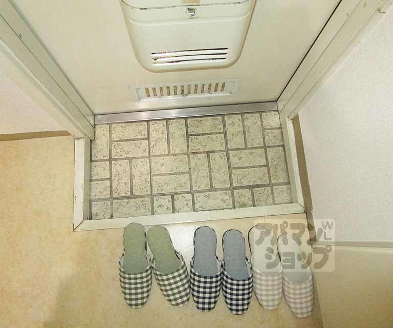 玄関　２０３号室の写真です。
