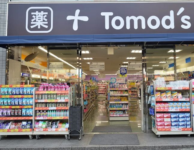 ドラックストア　トモズ秋葉原店（ドラッグストア）まで399m