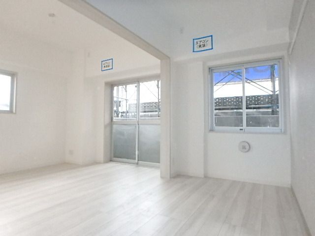居室・リビング　★窓が多くて開放感のあるお部屋です★