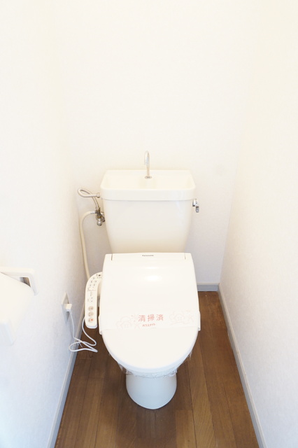 トイレ　暖房＋温水洗浄機能付きの便座です☆
