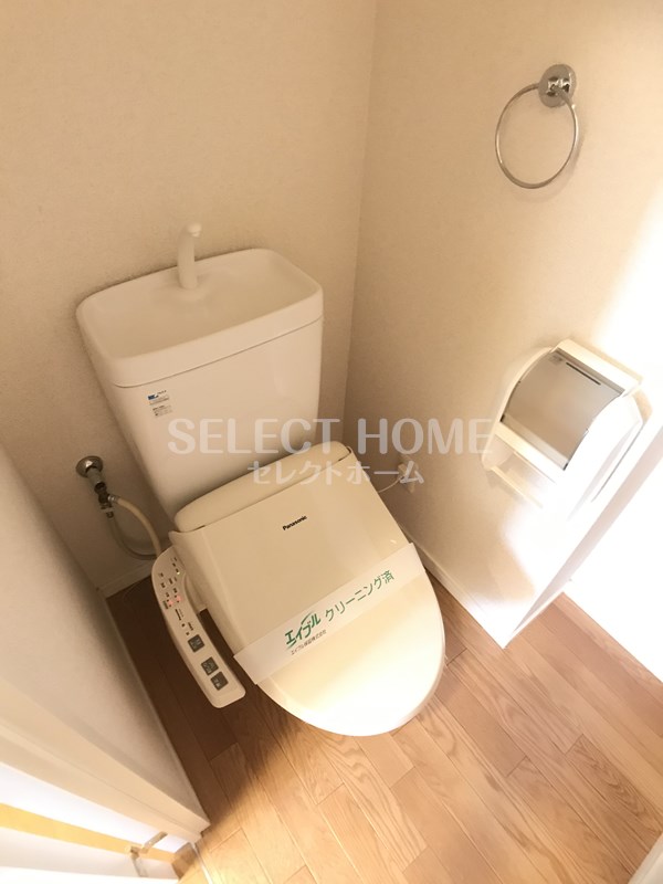 トイレ　落ち着いた色調のトイレです
