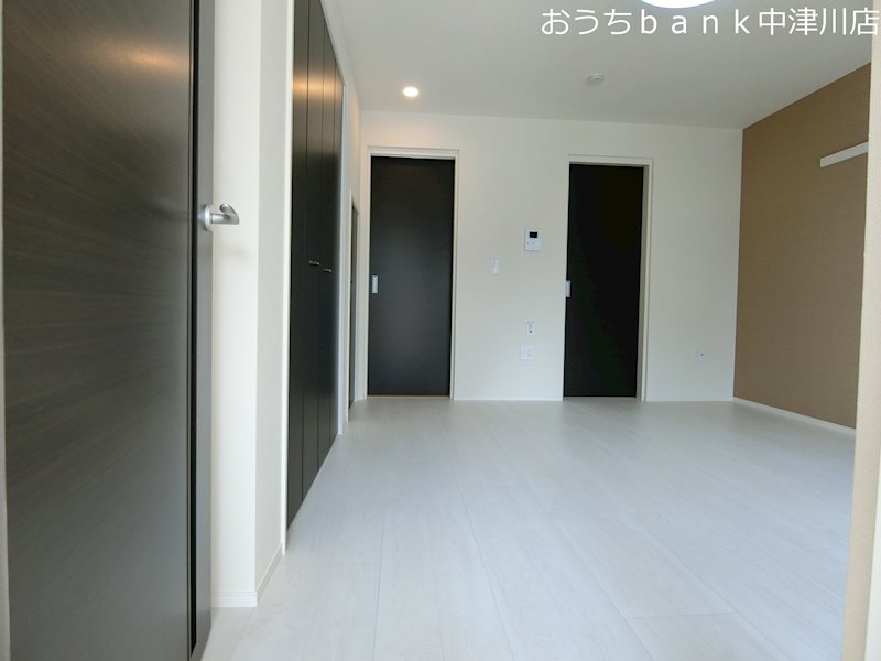 その他部屋・スペース　8.1帖洋室。シックなカラーで落ち着きます