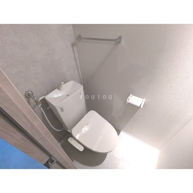 トイレ　嬉しい温水洗浄便座付きのトイレです。