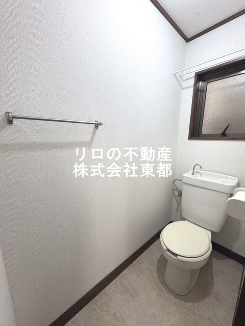 トイレ　窓があるので、換気バッチリです☆