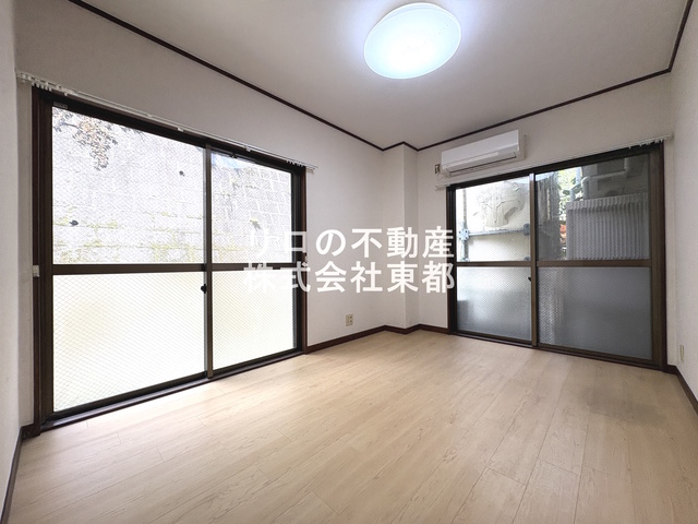 居室・リビング　２面採光なので、明るく風通しのよい過ごしやすいお部屋です♪