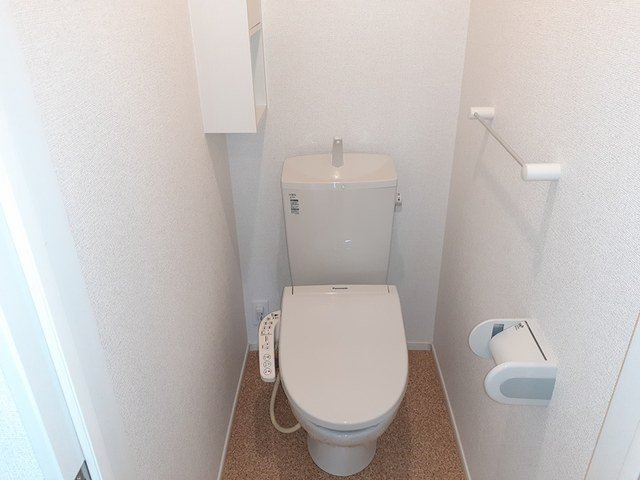 トイレ　落ち着いた色調のトイレです