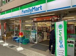 コンビニ　ファミリーマート 東川崎町店（コンビニ）まで112m