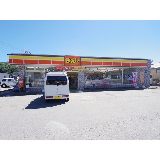 コンビニ　デイリーヤマザキ岡谷鶴峯店（コンビニ）まで636m