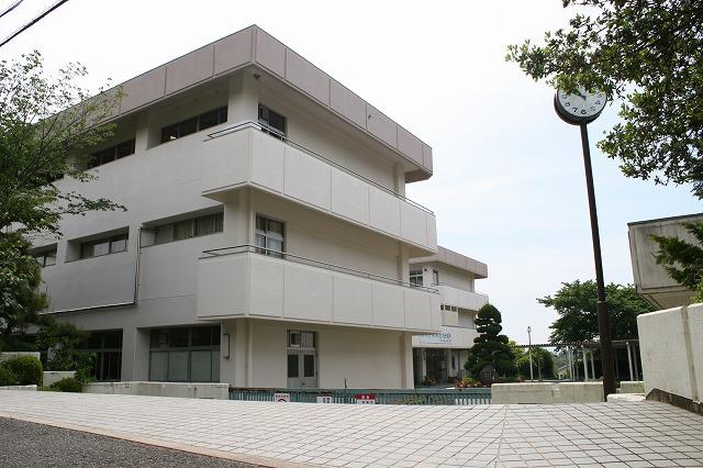 中学校　生駒市立鹿ノ台中学校（中学校）まで680m
