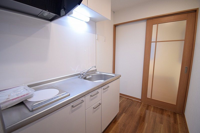 キッチン　IHコンロ付き※同タイプ角部屋の画像です