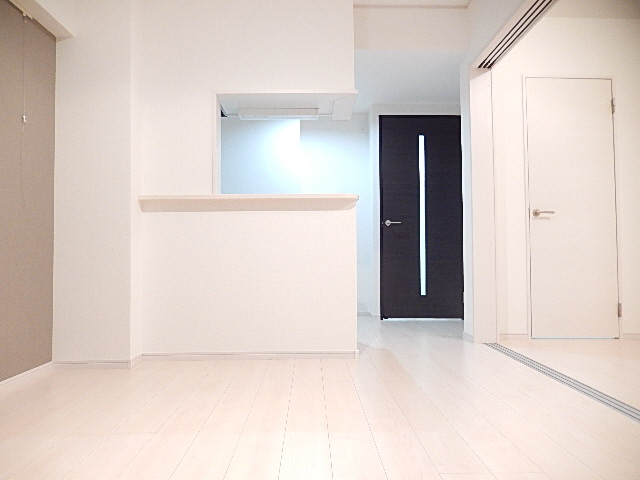 居室・リビング　2号室の画像参照