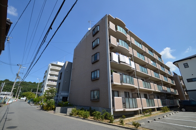 建物外観　外観タイル張りで重厚感あり