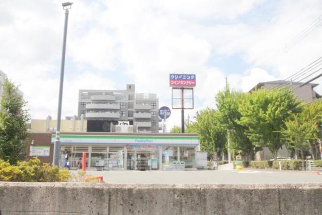 コンビニ　ファミリーマート　吹田上山手町（コンビニ）まで301m
