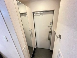 玄関　下駄箱姿見付きです