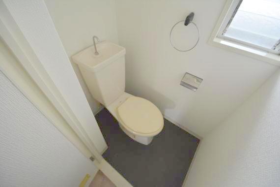 トイレ　清潔感のあるトイレは、誰もがリラックスできる空間です。