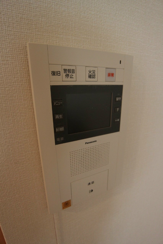 セキュリティ　来客者の確認が出来て安心のモニター付きインターホンです。