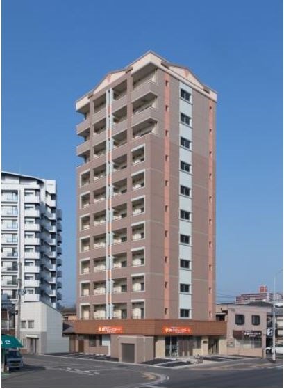 建物外観　明るい大通り沿いで安心のお暮らしです。