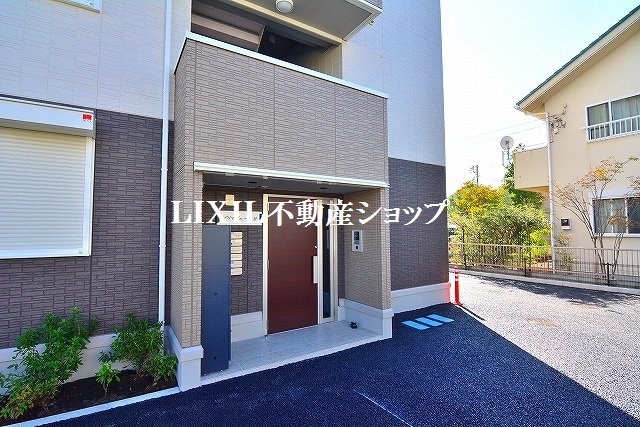 エントランス　オートロック機能付のエントランスです。