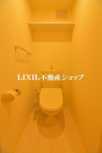 トイレ　温水洗浄暖房便座付のトイレです。