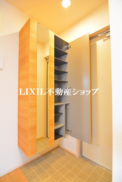 玄関　玄関ホールと玄関収納です。