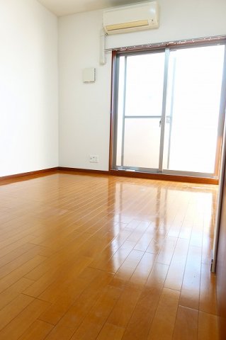 ジュネーゼプレシャス森ノ宮の居間写真