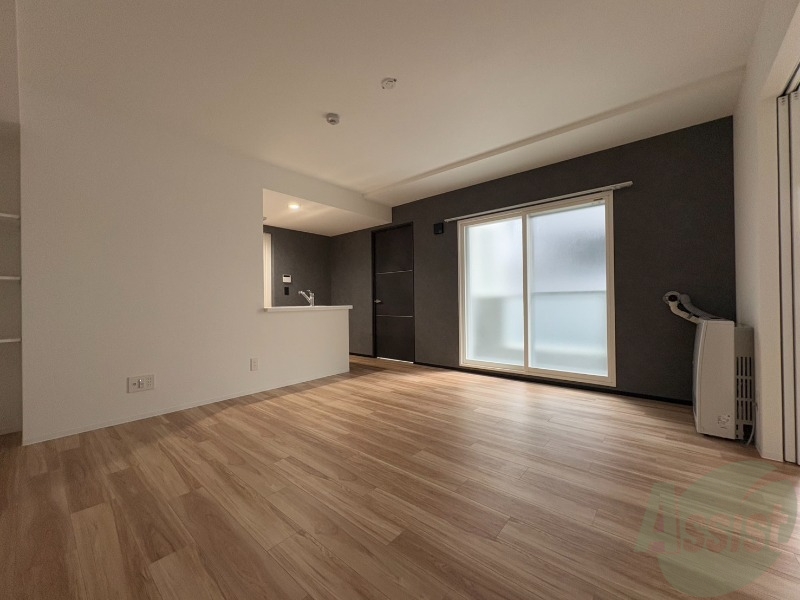 居室・リビング　木目のフローリングは落ち着きのある印象のお部屋になりますね。