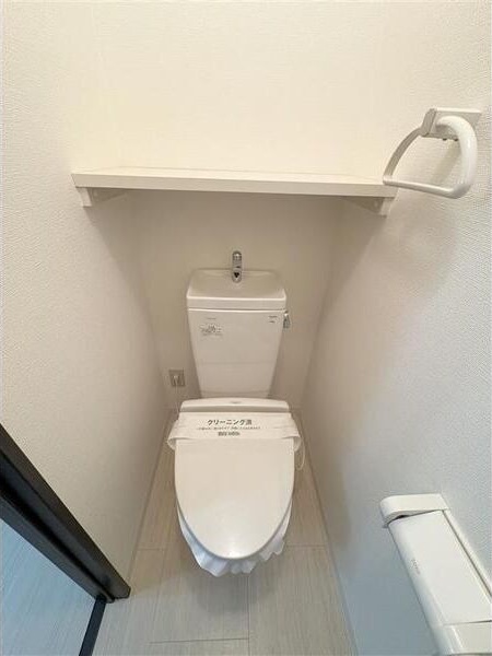 トイレ　※写真は202号室ものになります。色味等異なる可能性があるた