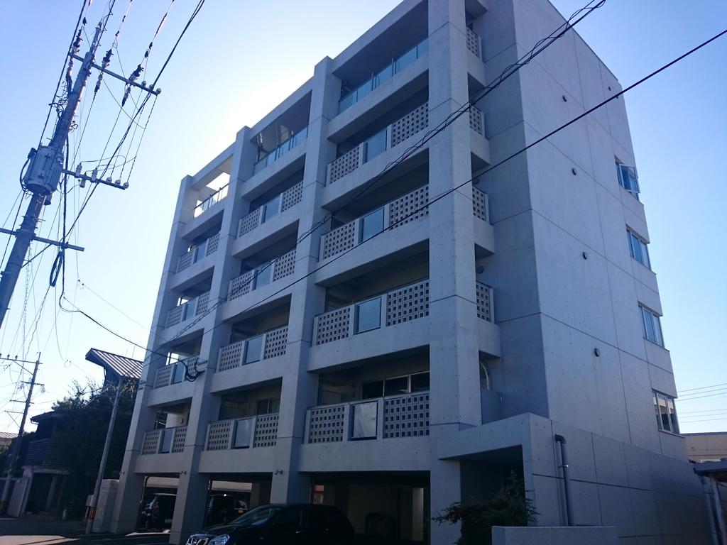 姶良市加治木町本町のマンションの建物外観