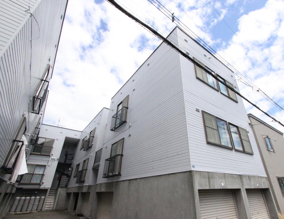 札幌市手稲区富丘二条のアパートの建物外観
