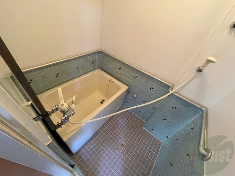 バス・シャワールーム　こちらはお風呂。一日の疲れをここで癒してください。