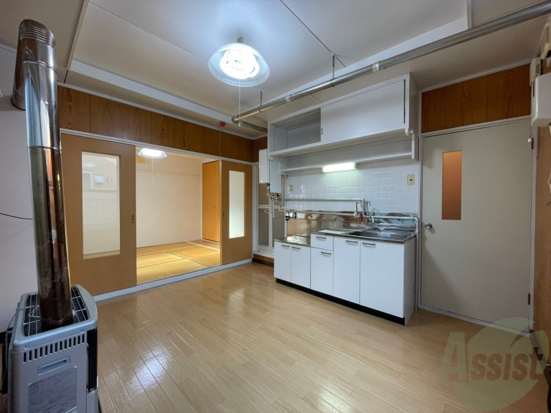 居室・リビング　６帖のダイニングキッチン。ご飯を食べるお部屋ですね。